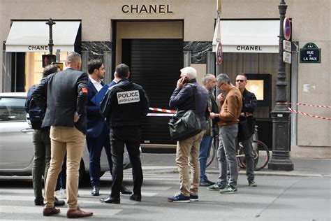 rapina chanel parigi|Parigi, rapina da film da Chanel: in quattro entrano armati e .